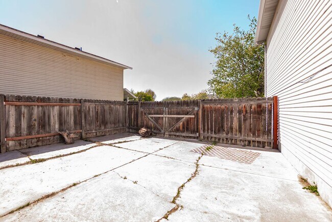 Building Photo - **Charming 3-Bed, 2.5-Bath Home in Idaho F...