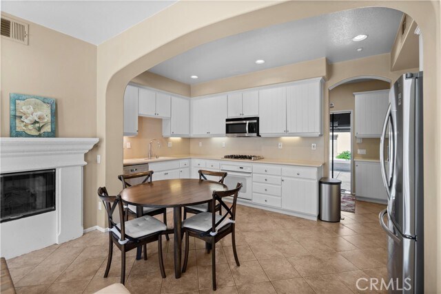 Building Photo - 18 Moonstone