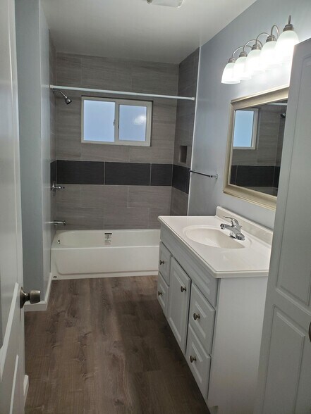 Building Photo - 15012 Eastwood Ave