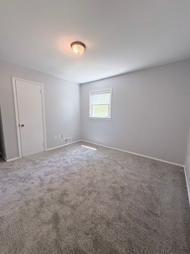 Building Photo - 900 Neal Dr