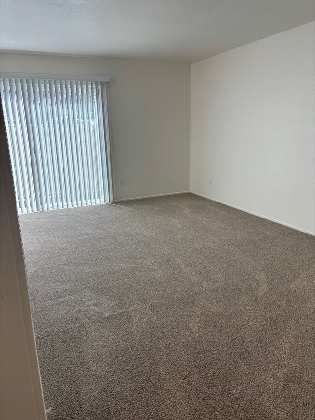 Building Photo - Clean 2 bedroom 1 bath