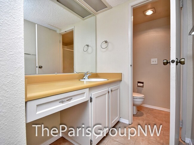 Building Photo - 3BR Top Flr Fairwood Condo – Great Locatio...