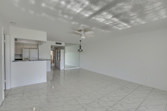 Building Photo - 224 Capri E
