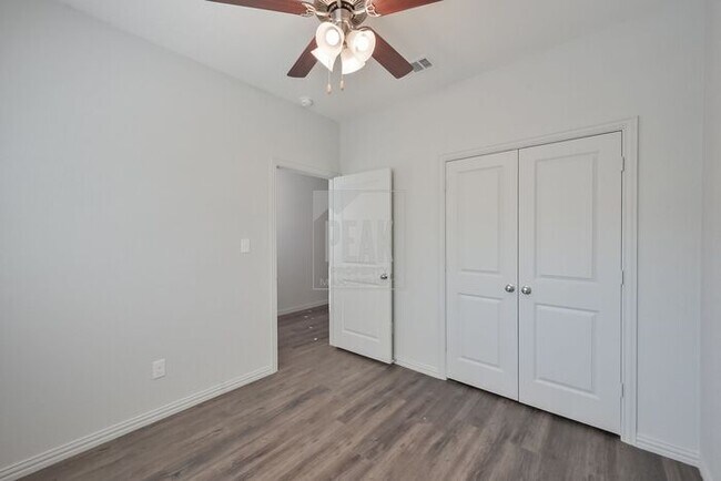 Building Photo - $1500! Stylish 2BR Townhome with 15 Minutes from Downtown Fort Worth Stockyards! Free application...