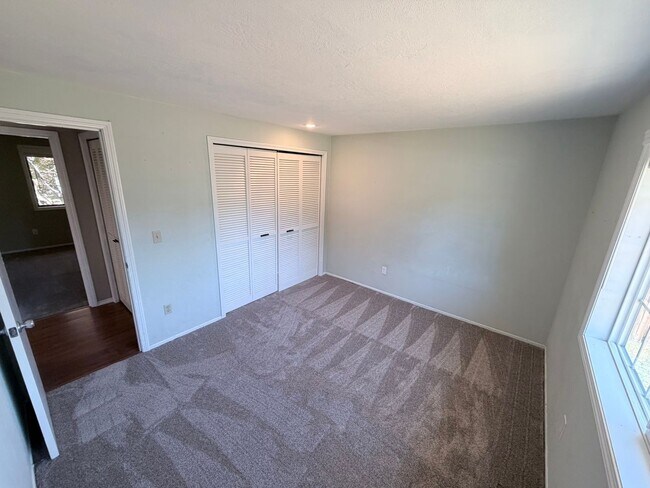 Building Photo - Well Maintained Three Bedroom Home in South Salem