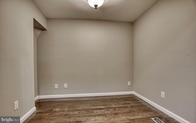 Building Photo - Amazingly renovated 3bd 2.5bth rarely avai...