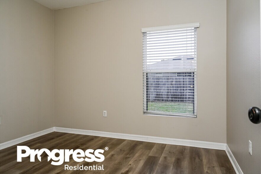 Building Photo - 6881 Glenbrook Dr