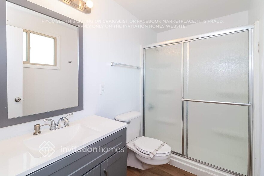 Building Photo - 213 E Carson Cir