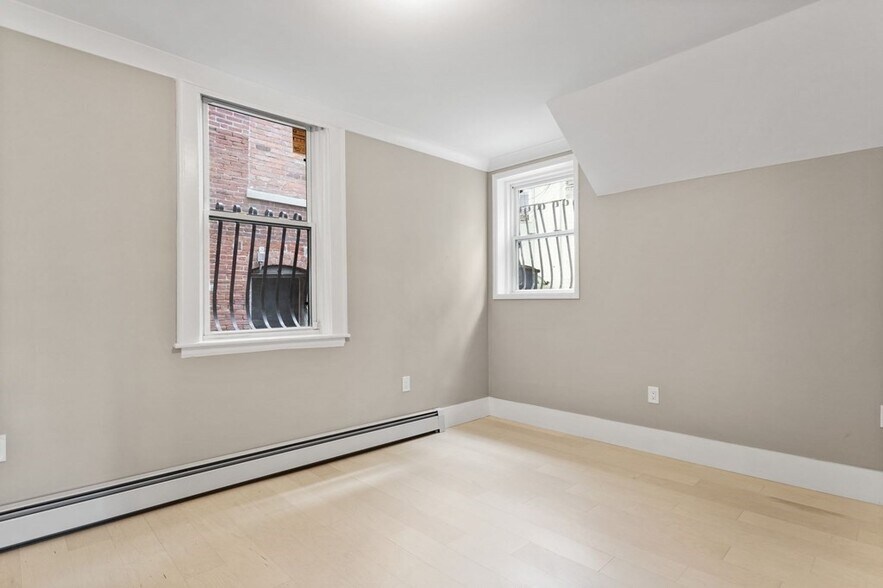 Building Photo - 21 Parker St