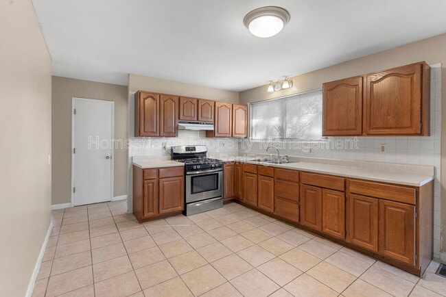 Building Photo - 560 Falcon Dr