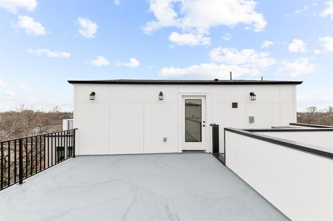 Building Photo - 1805 Sakowitz St