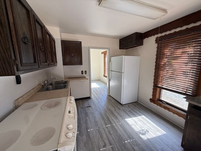 Building Photo - 3 Bedroom- Walking distance to Mud Lake