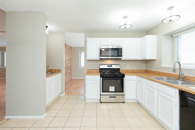 Building Photo - 2823 Allyson Ln