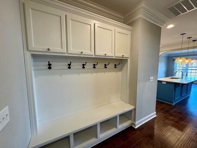 Building Photo - Look and Lease