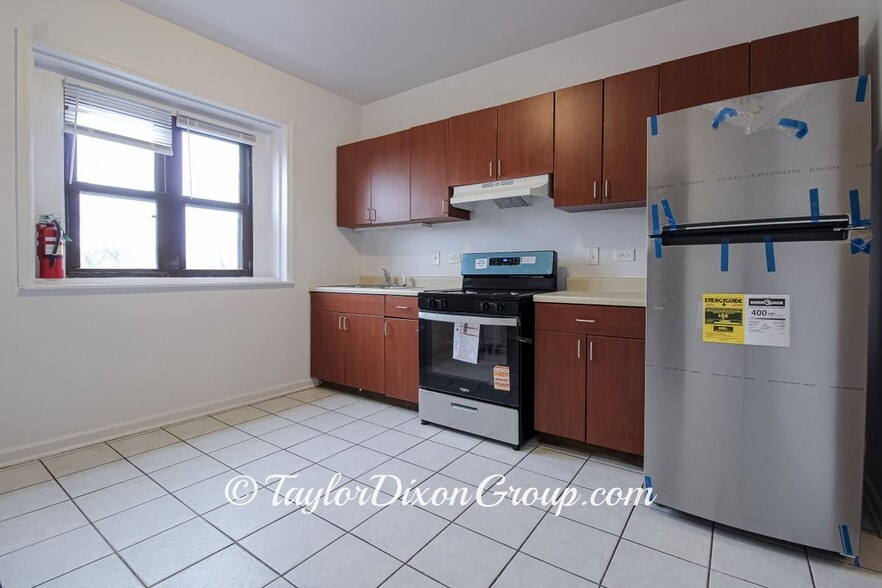 Building Photo - 4033 W Gladys Ave