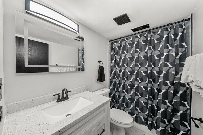 Building Photo - 2615 W Foster Ave