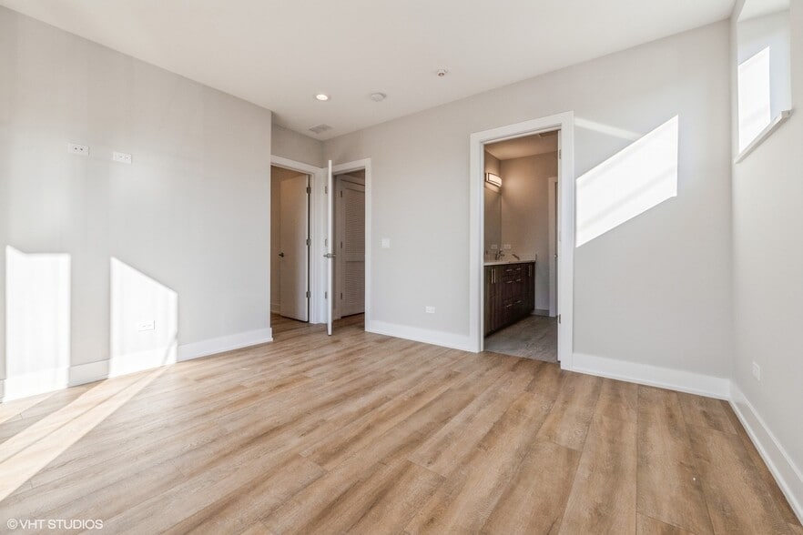 Building Photo - 3216 N Karlov Ave