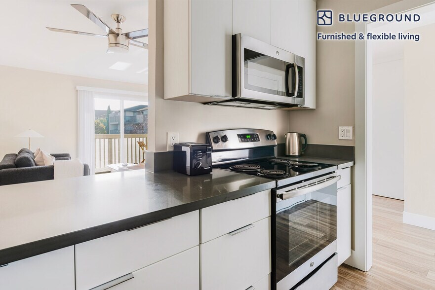 Building Photo - 644 Edgewater Blvd