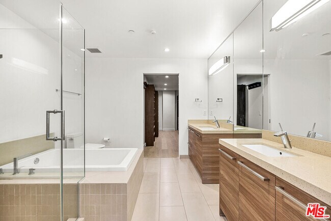 Building Photo - 855 Croft Ave