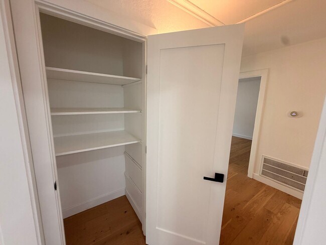 Building Photo - Spacious 4 Bedroom/2Bathroom Home in South San Francisco!