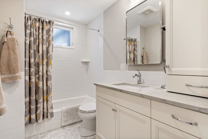 Building Photo - 35 Upland Rd