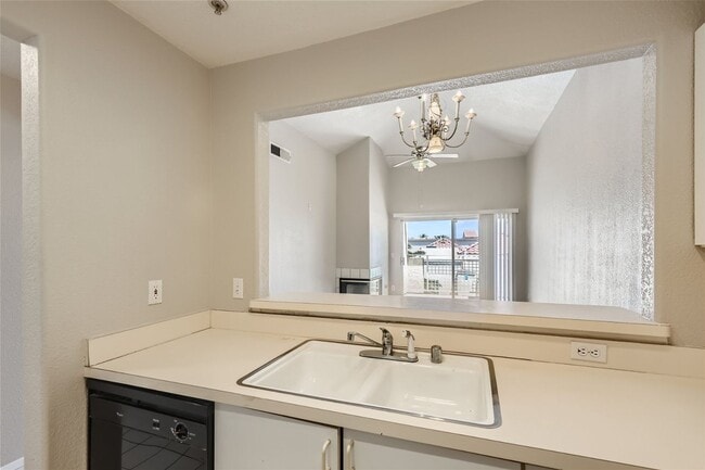 Building Photo - 1 Bedroom Condo in Gated Community at Laguna Del Ray!