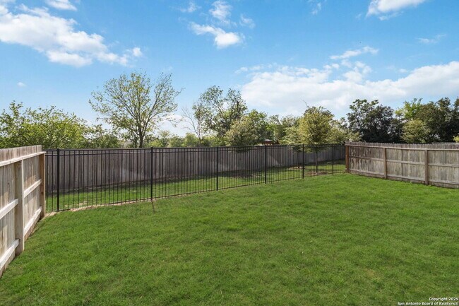 Building Photo - "Charming 3-Bedroom Home with 2 Full Baths and 1902 Sq Ft of Comfort in San Antonio!"