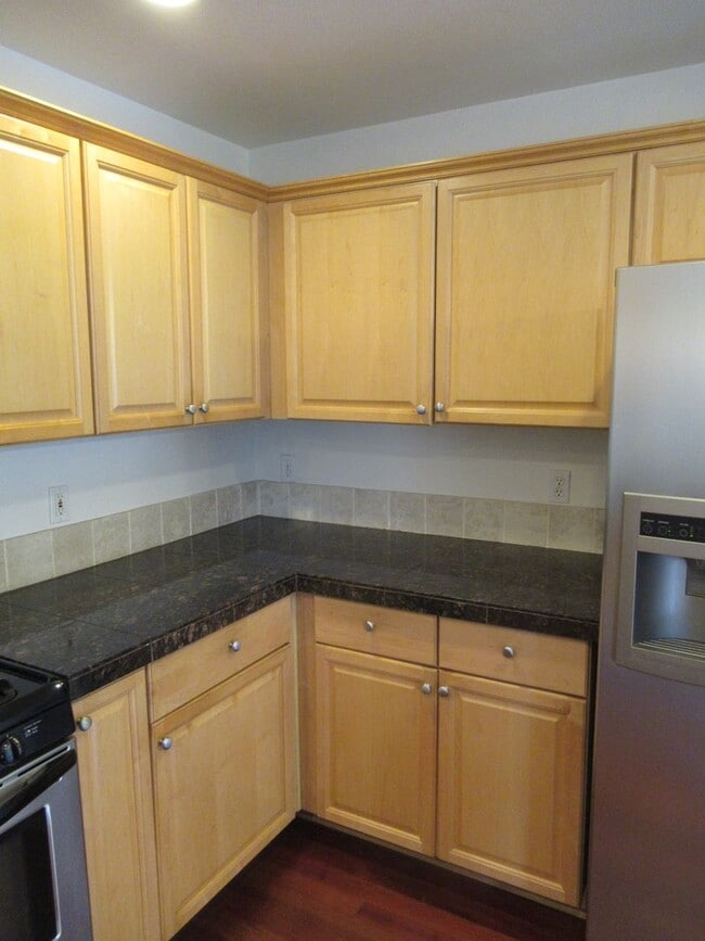 Building Photo - Large Four Bedroom in South Salem