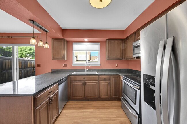 Building Photo - $2,700.00 - 3 Beds, 2.5 Baths, Townhouse i...