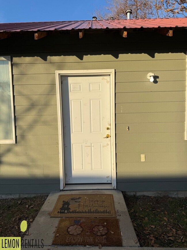 Building Photo - 1215 Ledwich Ave