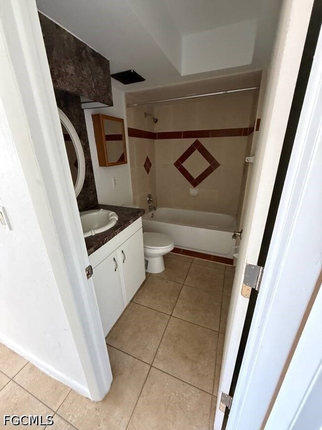 Building Photo - 537 SE 6th Pl