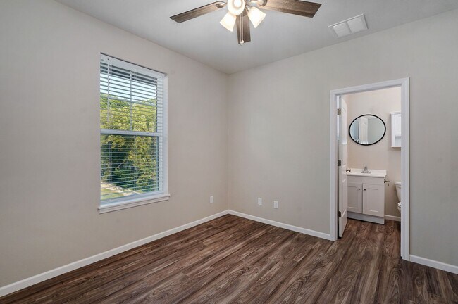 Building Photo - 308 S Hampton Ave