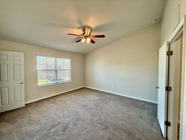 Building Photo - 3977 Plainview Dr