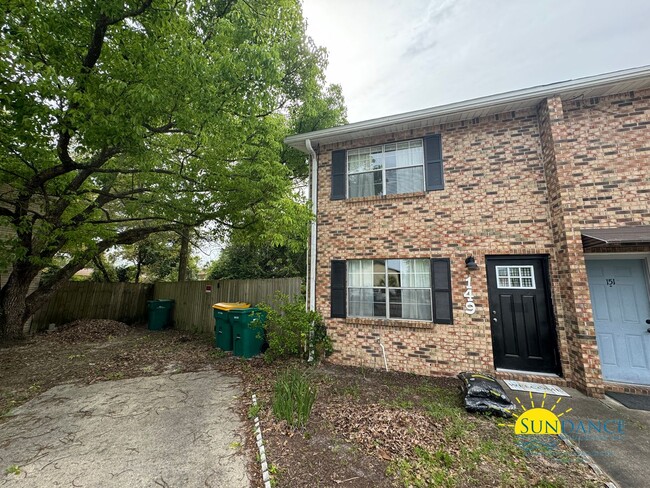 Building Photo - Adorable 2 Bedroom Home Centrally Located ...