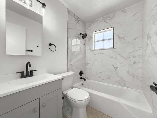 Building Photo - 403 NE 26th Ct