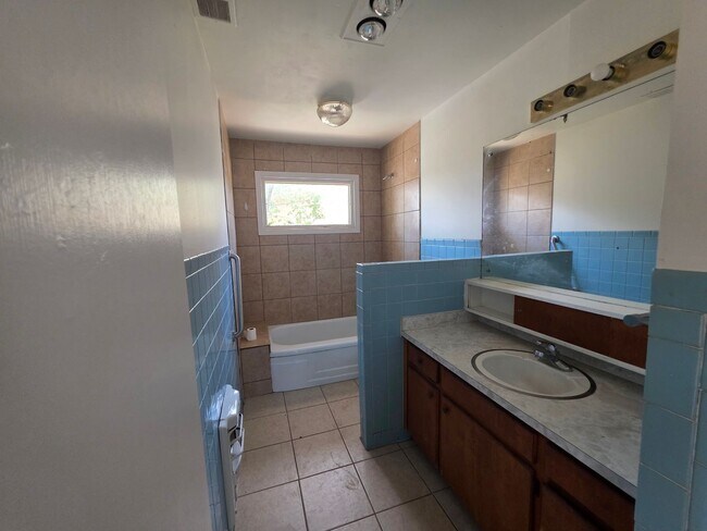 Building Photo - 3 Bed / 1 Bath Gem with Fenced Yard & Carport!
