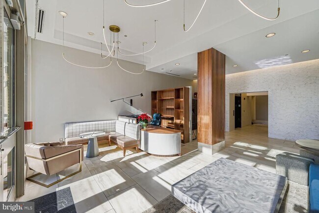 Building Photo - 675 S President St