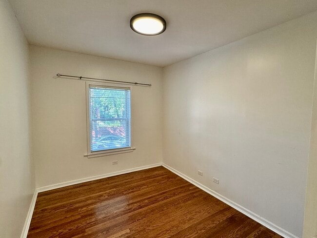 Building Photo - 6042 N Kenmore Ave