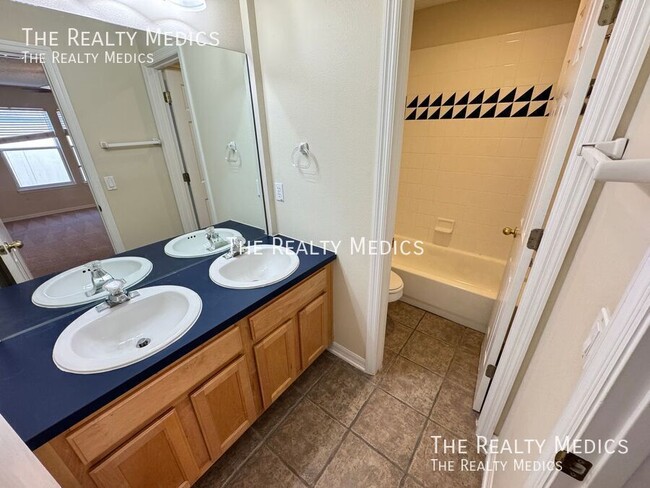 Building Photo - 2737 Scarborough Dr