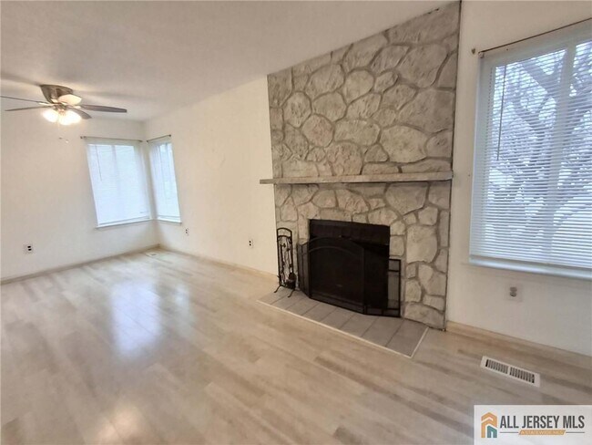 Building Photo - 9 Chatham Square