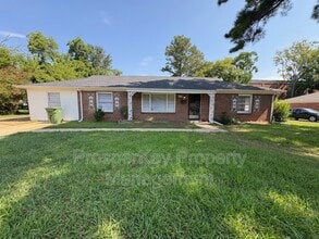 Building Photo - 703 Briarcliff Rd