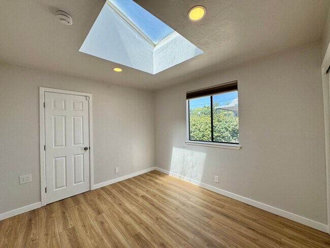 Building Photo - Adorable Newley Remodeled Home Available Now in Sacramento!