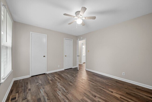 Building Photo - 4 Bedroom 2 Full Bath Pet Friendly Home For Rent!