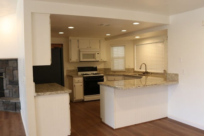 Building Photo - House for rent