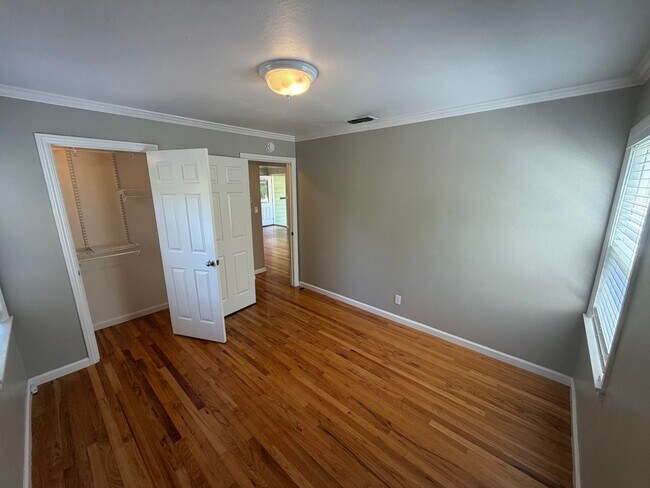 Building Photo - 2 Bedroom | 1 Bathroom | Single family in East Sacramento