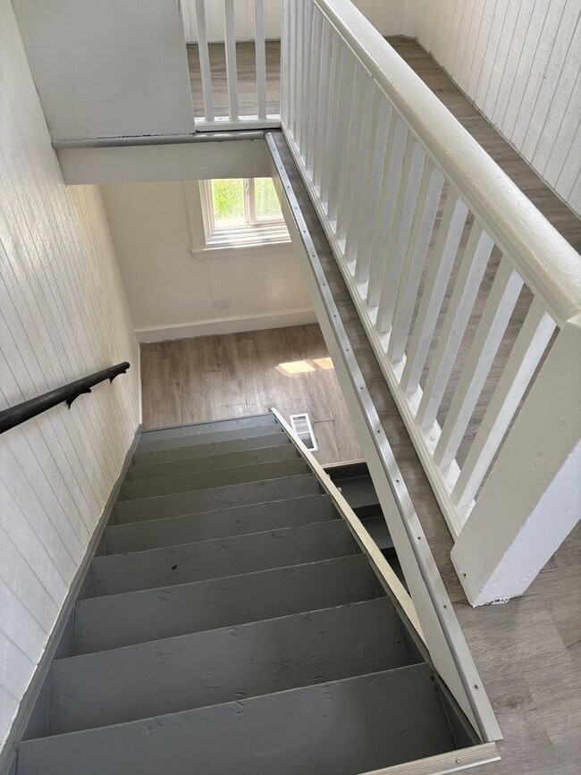 Building Photo - Section 8 welcome, 4bd 2 bath