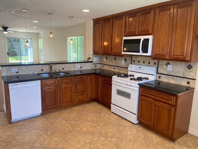 Building Photo - Prairie Oaks 3 Bdrm, 2 bath