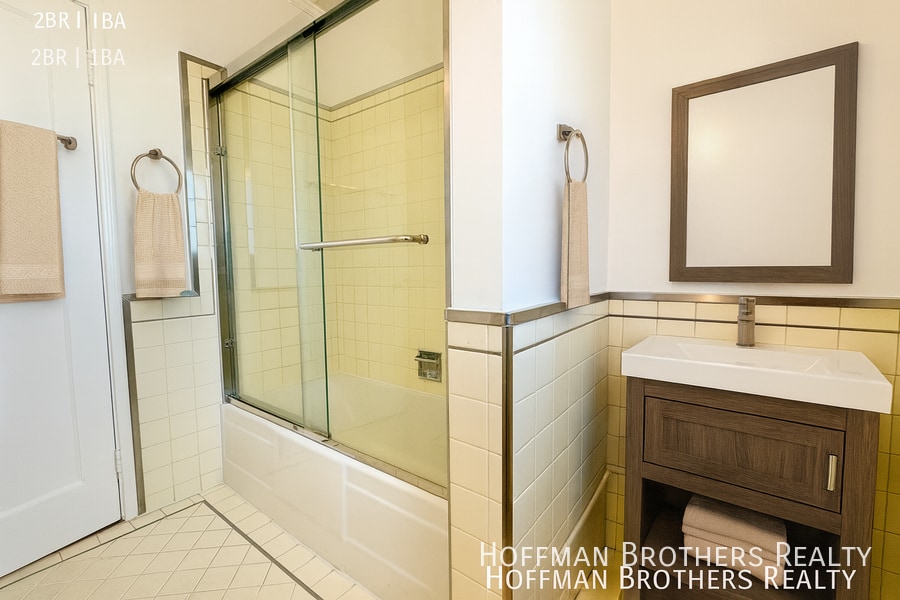 Building Photo - 120 Flores St