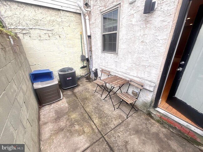 Building Photo - 533 Manton St