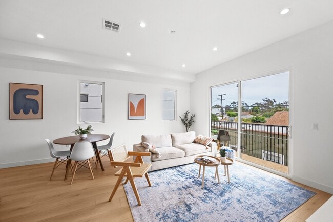 Building Photo - Bright and Spacious Newly Renovated Townhome | 5 Bedroom | 5 Bathroom | Parking Included